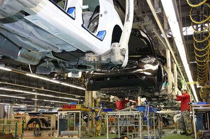 Trabajadores de Nissan en una planta de Japón.