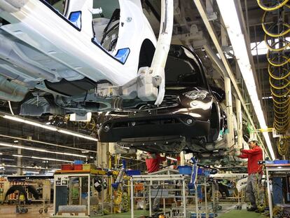 Trabajadores de Nissan en una planta de Japón.