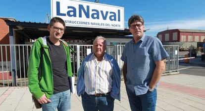 Entre los tres suman más de cien años en La Naval. El presidente del comité de empresa Pedro González a la izquierda, Manuel Velado en el centro y Txema Belón.