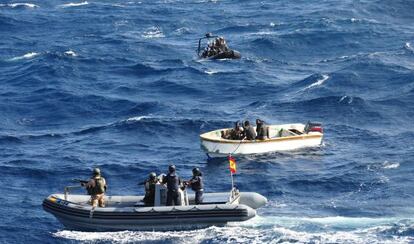 Detención de los piratas a 50 millas de Somalia en enero de 2012.