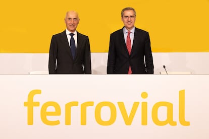 El presidente de Ferrovial, Rafael del Pino, y el consejero delegado de la compañía, Ignacio Madridejos, en la última junta de accionistas de la empresa.