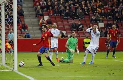 El centrocampista de la selección española de fútbol Vitolo marca el segundo gol ante Israel, durante el partido clasificatorio para el Mundial de Rusia 2018 disputado en el estadio de El Molinón, en Gijón.