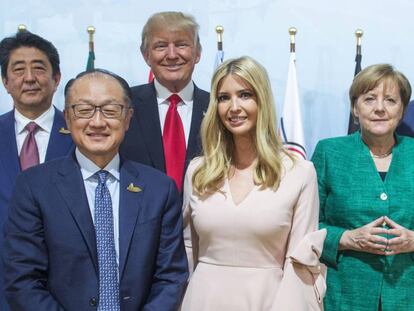 Ivanka Trump posa en una foto con su padre y los mandatarios de varios pa&iacute;ses 