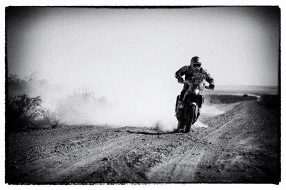 Marc Coma, en las dunas de Nihuil (Argentina).