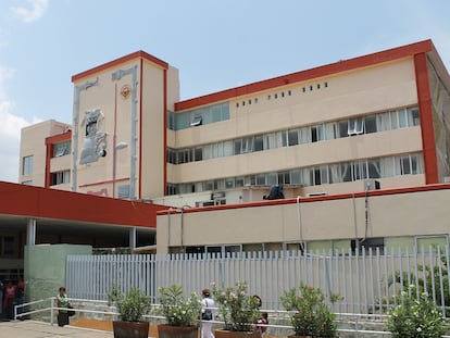 Fachada del hospital Aurelio Valdivieso, en Oaxaca de Juárez, donde están internados los tres menores afectados.