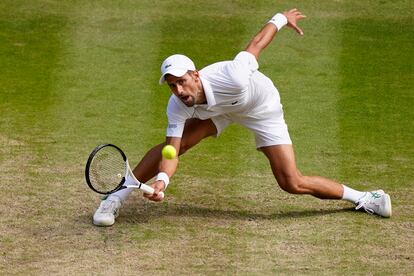 Novak Djokovic durante la final de Wimbledon ante Nick Kyrgios, este domingo en Londres.

