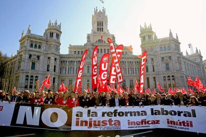 Cabecera de la manifestación contra la reforma laboral a su paso por el Ayuntamiento de Madrid, en la céntrica plaza de Cibeles.