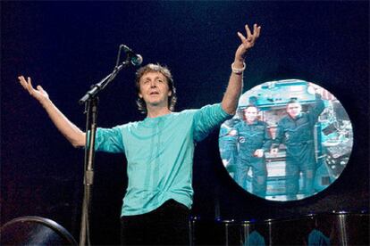 Paul McCartney canta desde California para Valery Tokarev y Bill McArthur, cuya imagen aparece a su espalda.