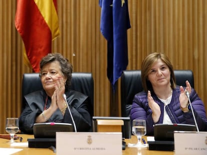 La abogada Cristina Almeida, entre la presidenta de la Asociaci&oacute;n Nosotras Mismas, Sara D&iacute;az, y Pilar Cancela, presidenta de la Comisi&oacute;n de Igualdad del Congreso.