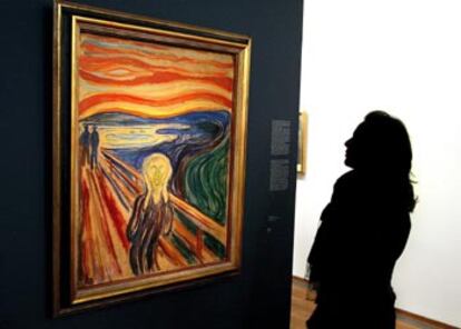 Una visitante observa <i>El grito</i>, de Edvard Munch, en el museo Albertina de Viena.