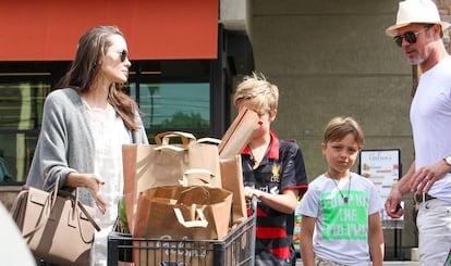 El matrimonio, con sus hijas, Shiloh y Vivienne, el pasado julio en Los Ángeles.