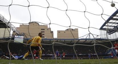 Demba Ba marca su gol ante el Manchester United.