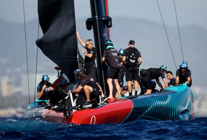 La tripulación del Team New Zealand cambia la vela antes de una de las regatas de la final de la Copa del América de Barcelona.