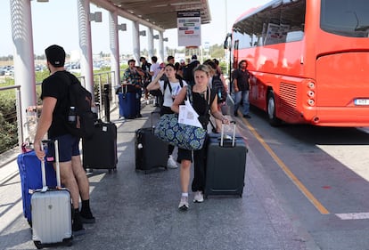 Los pasajeros que salieron de Israel a bordo del crucero Crown Iris llegan al Aeropuerto Internacional de Larnaca (Chipre), el martes.