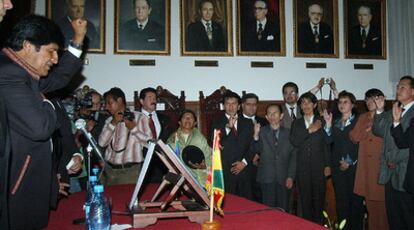 Los nuevos magistrados juran su cargo ante el presidente boliviano, Evo Morales, ayer en Sucre.