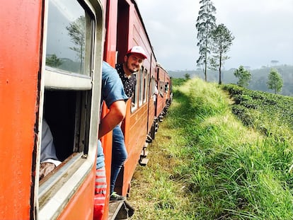 El reportero Miguel Valle Castaño, en un tren en Sri Lanka en un capítulo de 'Madrileños por el mundo' de 2018.