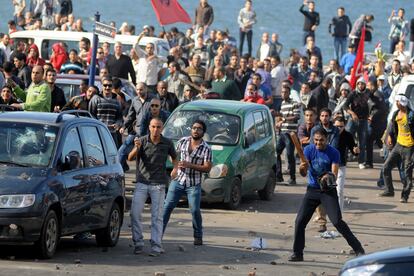 Seguidores y detractores del presidente Morsi pelean en la ciudad de Alejandría.