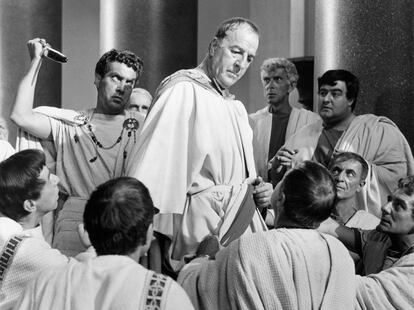 Fotograma de "Julio César" (Joseph L. Mankiewicz, 1953) con el momento en que el dictador (protagonizado por Louis Calhern) es asesinado.