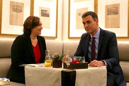 El presidente del Gobierno, Pedro Sánchez, y la alcaldesa de Barcelona, Ada Colau, durante la breve reunión que han mantenido este viernes por la mañana antes del Consejo de Ministros.
