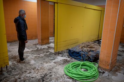 El alcalde de Campillos en las instalaciones de la piscina municipal.