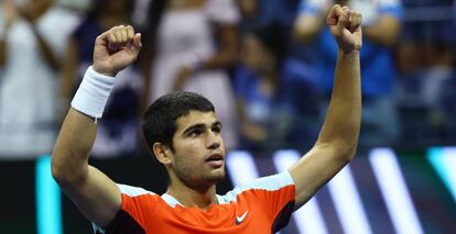 Carlos Alcaraz celebra su victoria de semifinales contra el francés Tiafoe en EE UU.