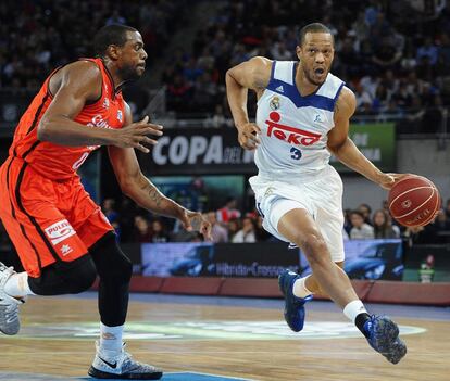 El escolta estadounidense del Real Madrid Anthony Randolph (d) junto al ala-pívot estadounidense del Valencia Basket Will Thoma.