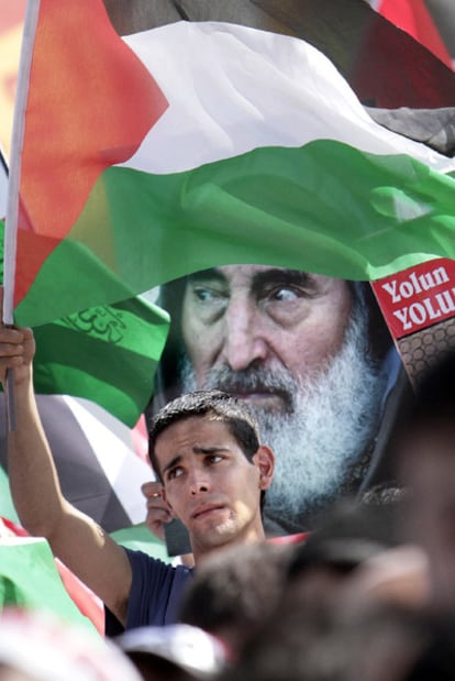 Un manifestante, ante un cartel del líder de Hamás, ayer en Estambul.