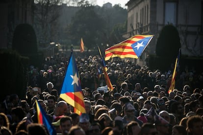 Manifestantes independentistas saíram às ruas para protestar contra o adiamento da cerimônia de posse.