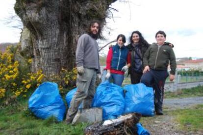 Rudy Esteban y Sandra Goded, primero y tercera por la izquierda, junto a dos voluntarios de Antas de Ulla en trabajos de limpieza de montes.