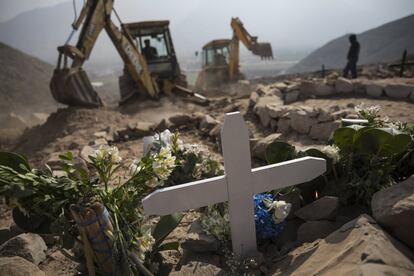 Una vela encendida por un familiar se queda junto a la tumba de Juan Paucar Quispe. Un poco más lejos, las excavadoras retiran tierra para habilitar nuevas tumbas. Vizcarra también ha anunciado que unos 8,6 millones de hogares peruanos recibirán a partir de septiembre el segundo subsidio, al que han llamado Bono Familiar Universal. El Gobierno ha dotado a esta medida de 6.644 millones de soles (unos 1.500 millones de euros) para hacer frente a la situación de aquellas personas que más han sufrido la crisis económica provocada por la pandemia.