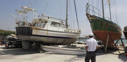 Una de las embarcaciones subastadas en el puerto gaditano de Barbate.