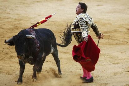 Vicente Ruiz "El Soro" da un pase durante la corrida en Xàtiva, el domingo.