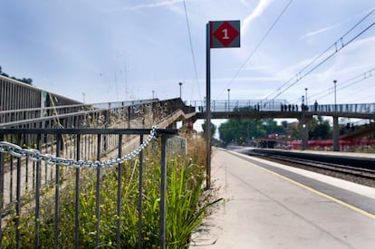 Esta mañana permanecía cerrado con una cadena una de las entradas del paso a nivel elevado en la estación de Castelldefels.