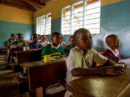 Unos ni&ntilde;os atienden a su profesora en una escuela de Mbaa, Tanzania.