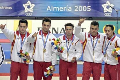 El equipo español de gimnasia artística por equipos celebra su medalla de oro en los XV Juegos Mediterráneos Almería 2005.