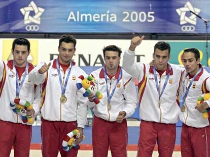 El equipo español de gimnasia artística por equipos celebra su medalla de oro en los XV Juegos Mediterráneos Almería 2005.