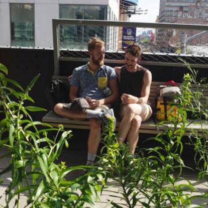 Una pareja en el parque High Line de Nueva York.