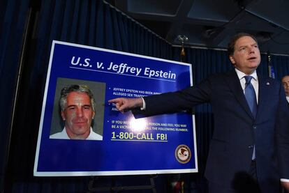 El fiscal del distrito sur de Nurva York Geoffrey Berman anuncia los cargos contra Jeffery Epstein.