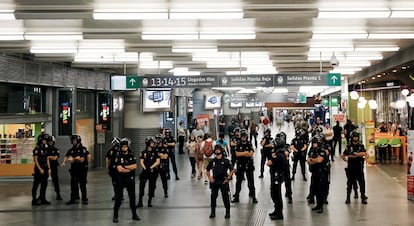 Numerosos agentes de la Policía Nacional vigilan en la madrileña estación de Atocha a primera hora de hoy, durante la jornada de huelga