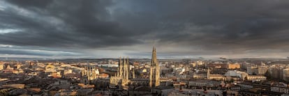 Panorámica de Burgos con la catedral. El templo "es el alma de la ciudad, que enciende la antorcha de sus torres para servir de guía al caminante y dar aliento a los burgaleses con su perfil robusto". La Unesco distinguió al monumento como patrimonio mundial en 1984.