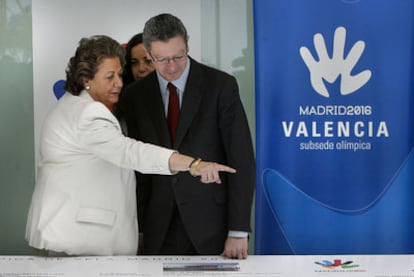 Ruiz-Gallardón y Rita Barberá, durante una visita del alcalde de Madrid al puerto de Valencia en 2008.