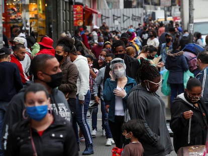Pedestres usam máscara no centro de São Paulo, em julho de 2020.