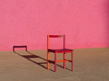 Moises Hernández implementó la grana cochinilla para pintar su colección de sillas que ya comercializa en su estudio en Ciudad de México.