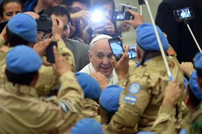 El papa Francisco rodeado de soldados a su llegada a la audiencia general semanal en el Vaticano.