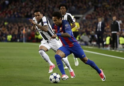 Neymar (d), del Barcelona, seguido por Dani Alves.