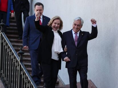 El presidente de Chile, Sebastián Piñera, y la primera dama, Cecilia Morel, celebran el fallo de La Haya antes de la rueda de prensa en La Moneda.