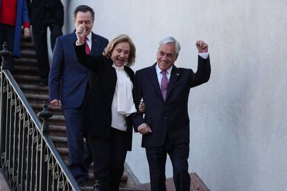 El presidente de Chile, Sebastián Piñera, y la primera dama, Cecilia Morel, celebran el fallo de La Haya antes de la rueda de prensa en La Moneda.