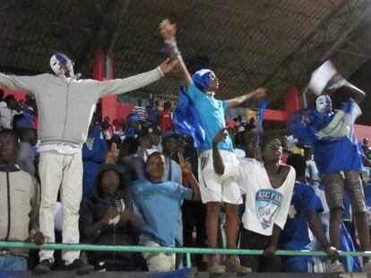 Aficionados del ASC Fann Hock durante la final.