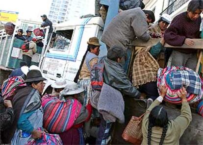 Campesinos de Oruro se disponen ayer a regresar desde La Paz hasta su región de origen.