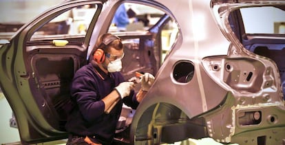 Un alumno, trabajando la chapa de un coche